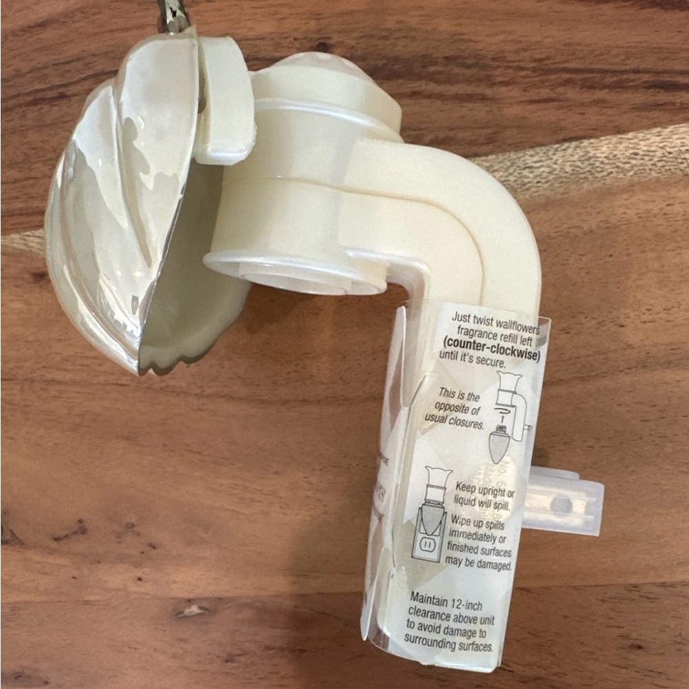 Bath & Body Works: Fall White Shiny Pumpkin Wallflower Plug - Picture 4 of 6